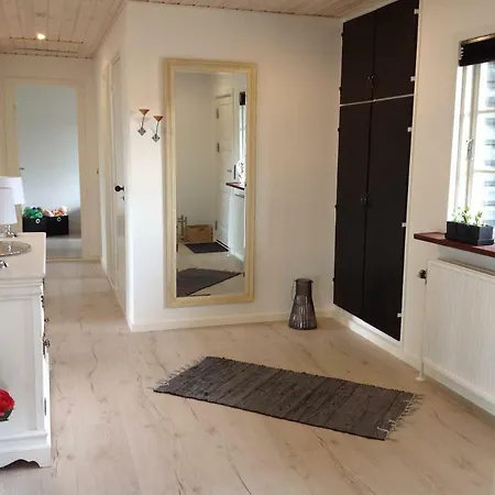 Ny Istandsat Traehus I Givskud * Гиве