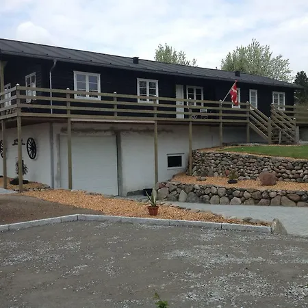 Ny Istandsat Traehus I Givskud Гиве